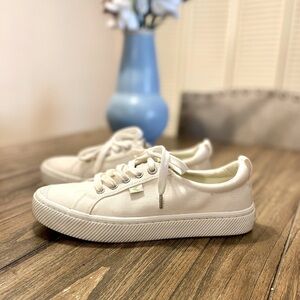 Cariuma OCA Low Off-White Canvas 9W/7.5M Lace-Up Sneaker Cap Toe Organic Casual